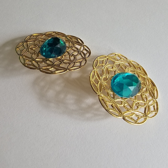 Vintage earrings large big green gem gold tone filigree pierced posts - Picture 4 of 13